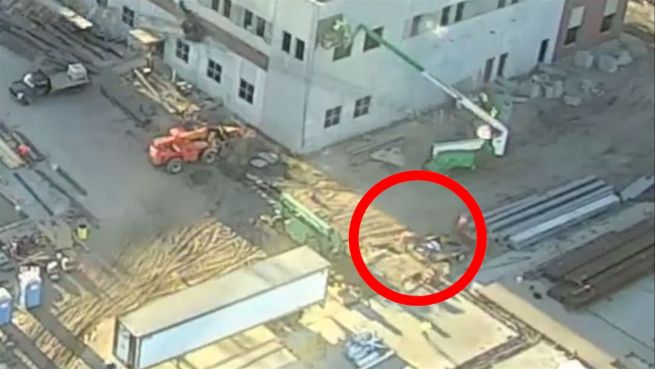 go to Dem Tod entkommen: Kran verfehlt Bauarbeiter