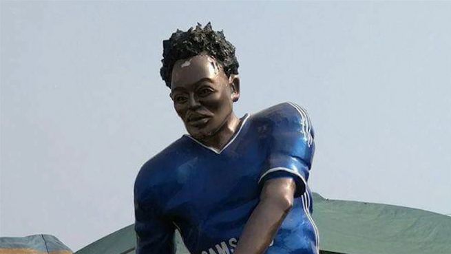 go to Ehre für Essien: Die schrecklichen Fußball-Statuen