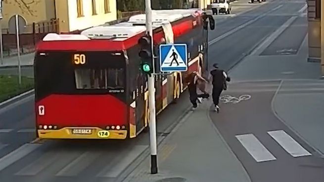 go to Schlechter Scherz: Mädchen schubst Freundin vor fahrenden Bus