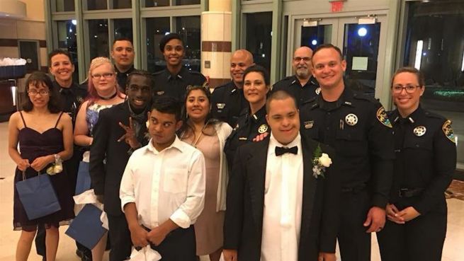 go to Date mit Polizisten: Beamte und Förderschüler rocken Abschlussball