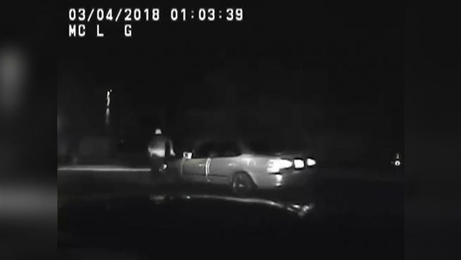 go to Von Auto gestoppt: Betrunkener fährt sich selbst an