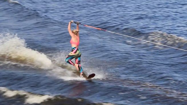 go to 'Show-Skiing': Spektakuläre Kunststücke auf Wasserskiern