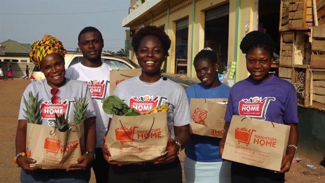 go to Young CEO: Junge Unternehmerin erledigt die Einkäufe