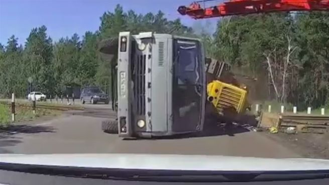 go to Dummheit wird bestraft: Lkw-Fahrer verschätzt sich