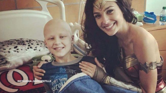 go to Besuch von Wonder Woman: Gal Gadot im Kinderkrankenhaus